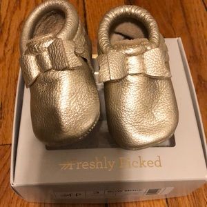 Freshly Picked bow mocc size 3